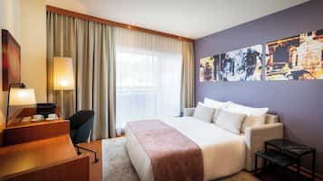 Junior Suite, 1 Queen Bed | Minibar, in-room safe, desk, blackout drapes