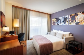 Junior Suite, 1 Queen Bed | Minibar, in-room safe, desk, blackout curtains