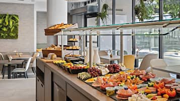 Desayuno buffet todos los días (EUR 16 por persona)