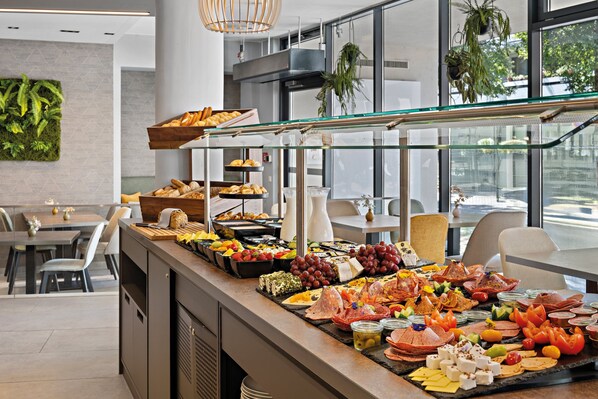 Petit déjeuner buffet (16 EUR par personne)