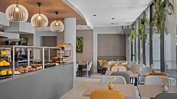 Petit déjeuner buffet (16 EUR par personne)