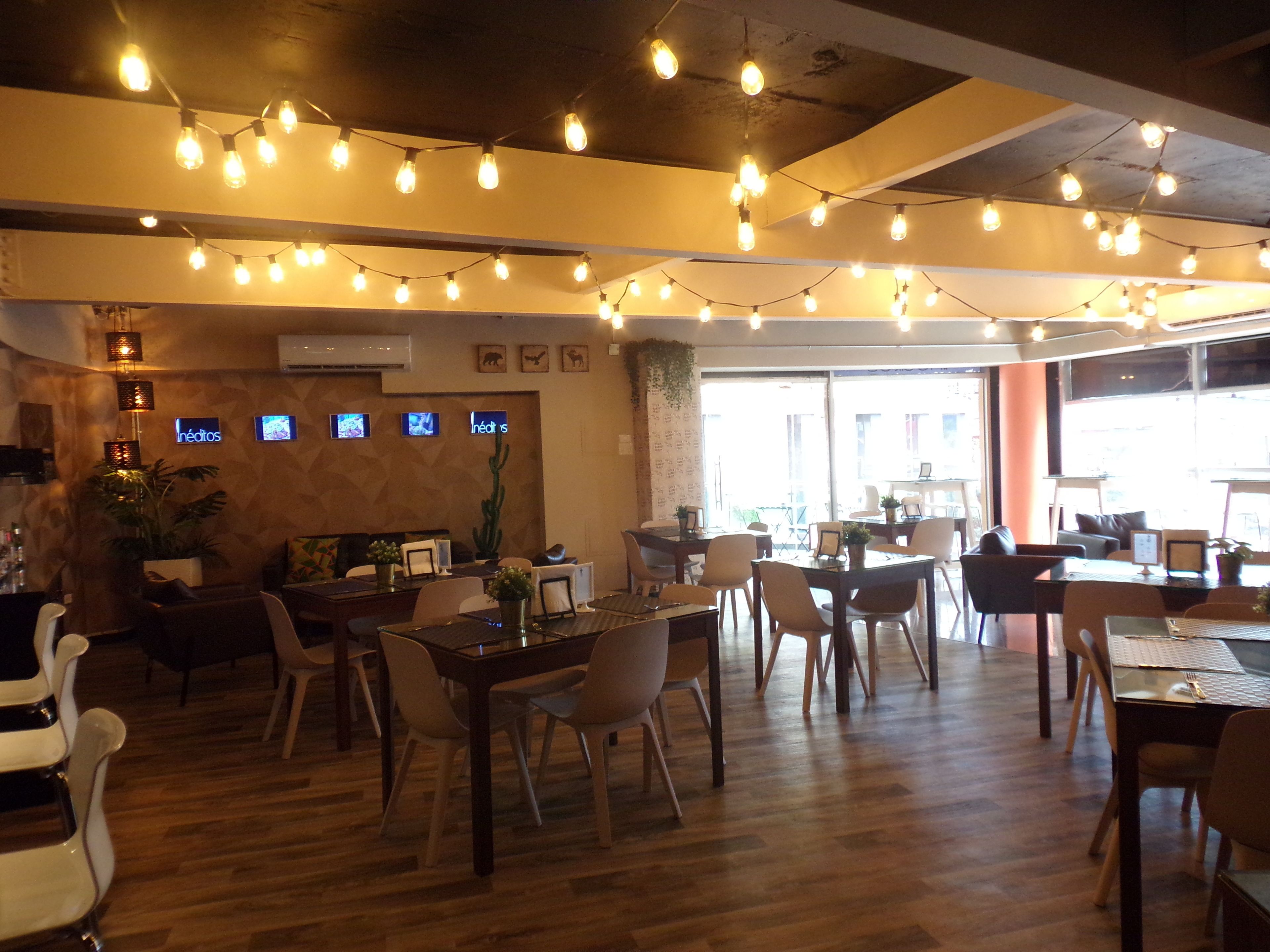 Se sirven desayunos y cocina internacional 