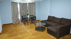 Junior-suite | Opholdsområde | 32-tommers tv med kabelkanaler