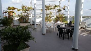 Se sirven desayunos y cocina internacional