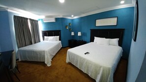 Habitación doble | Minibar, escritorio, cortinas opacas y tabla de planchar con plancha