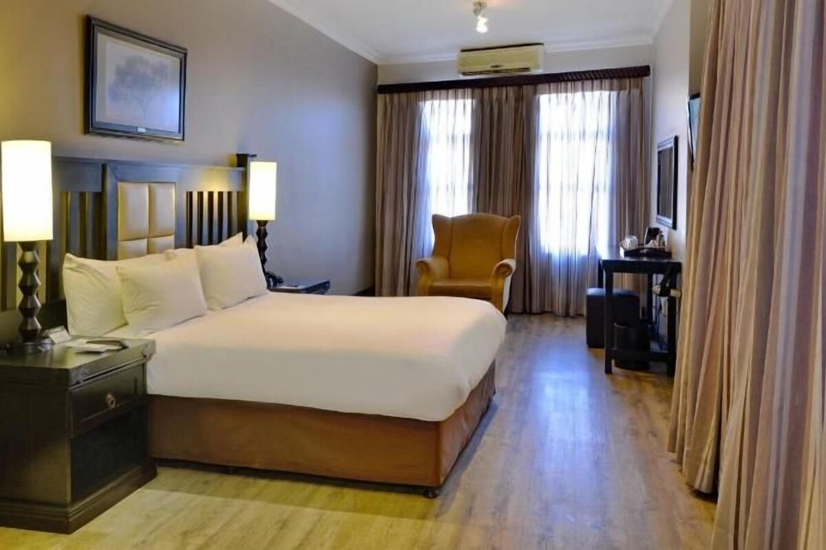 Down comforters, in-room safe, desk, blackout drapes
