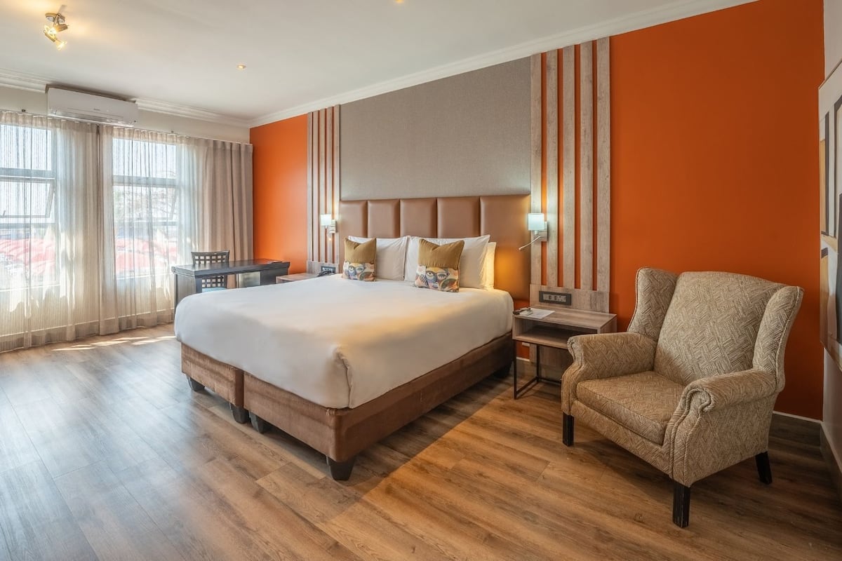 Deluxe Room | 1 bedroom, down duvets, in-room safe, individually furnished