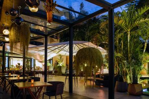 Petit déjeuner, déjeuner et dîner servis sur place