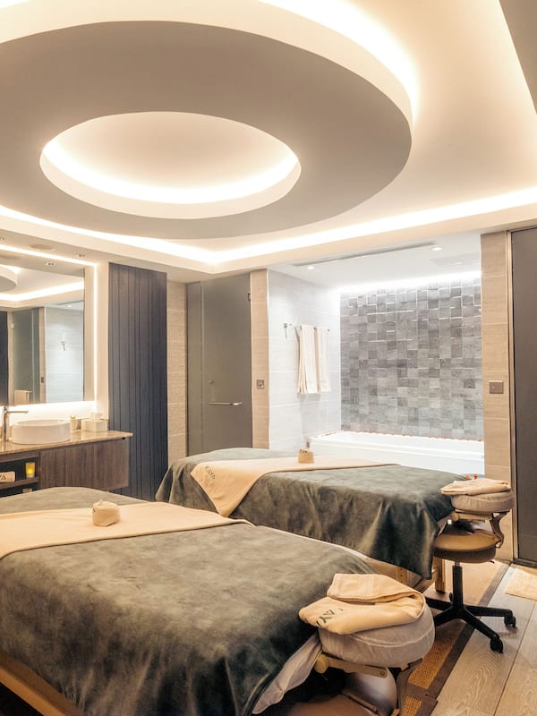 Couples treatment room(s), sauna, hot tub, steam room, body treatments