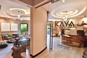 Salas de tratamiento para parejas, un sauna, una bañera de hidromasaje