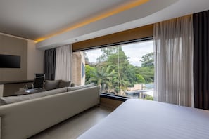 Standard Suite, 1 King Bed (Junior Suite) | Egyptian cotton sheets, premium bedding, Tempur-Pedic beds, free minibar