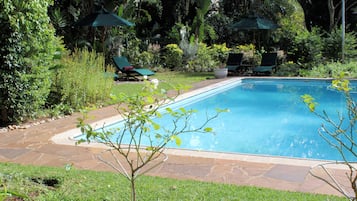 Außenpool, geöffnet von 07:00 Uhr bis 18:00 Uhr, Sonnenschirme