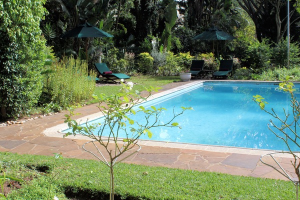 Außenpool, geöffnet von 07:00 Uhr bis 18:00 Uhr, Sonnenschirme