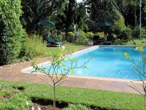 Una piscina al aire libre (de 07:00 a 18:00), sombrillas, tumbonas