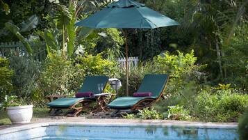 Una piscina al aire libre (de 07:00 a 18:00), sombrillas, tumbonas