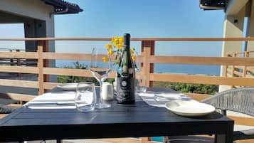 Se sirven desayunos, comidas y cenas con vista a la alberca