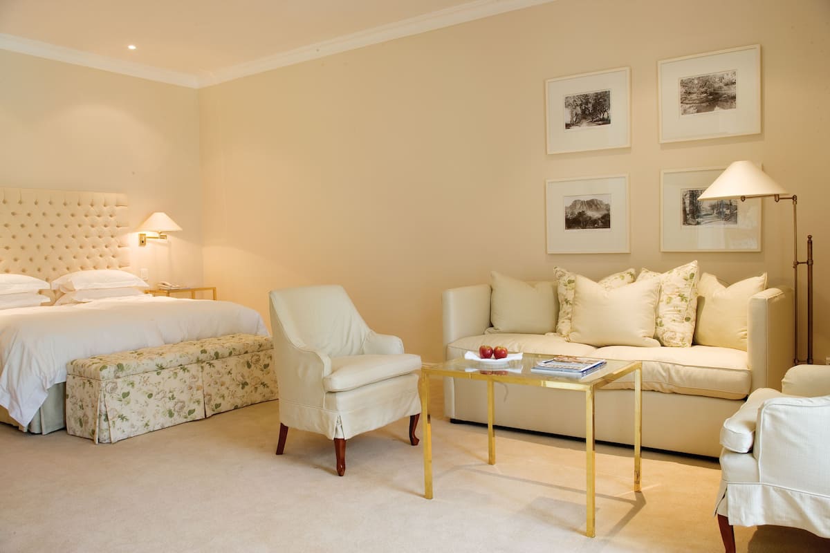 deluxe room | premium bedding, minibar, in-room safe, blackout curtains