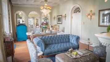 32-inch LED TV with cable channels, TV