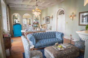 32-inch LED TV with cable channels, TV - The Andros Deluxe Boutique Hotel (Cape Town)