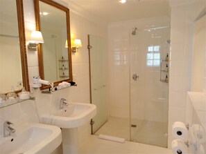 Classic Room | Bathroom | Free toiletries, hair dryer, bathrobes, slippers - The Andros Deluxe Boutique Hotel (Cape Town)