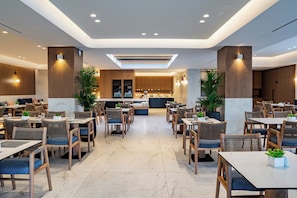 2 restaurants, breakfast served