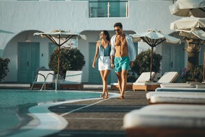 5 outdoor pools, pool umbrellas, sun loungers - El Greco Resort (Santorini)