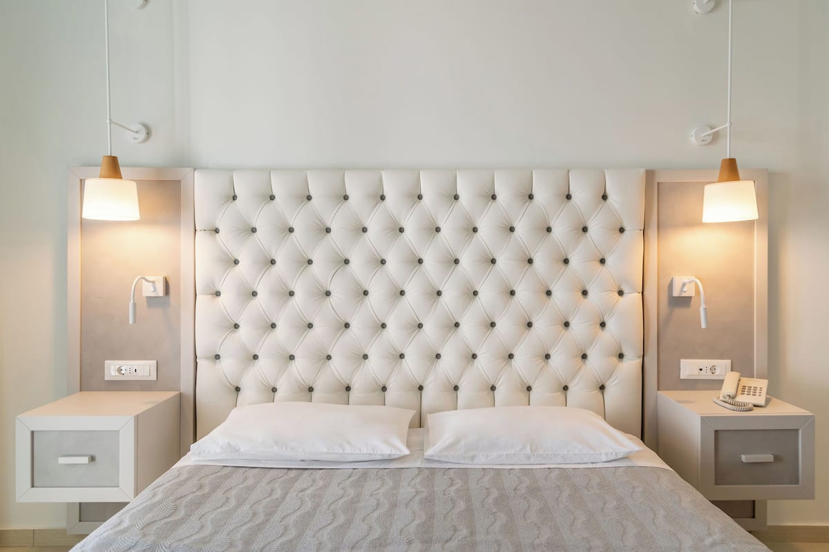 Roupas de cama premium, cofres nos quartos, cortinas blackout