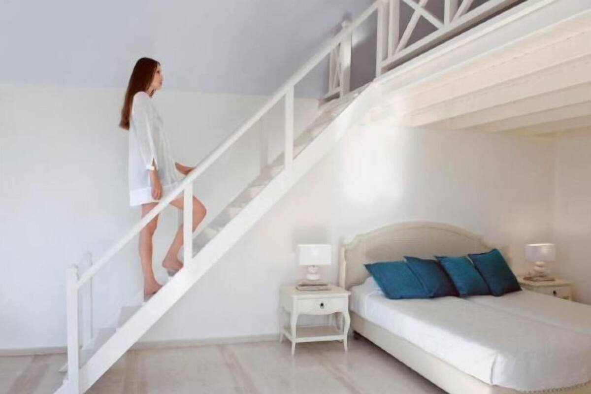 Premium bedding, in-room safe, blackout curtains