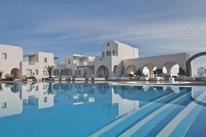 5 outdoor pools, pool umbrellas, pool loungers - El Greco Resort (Santorini)