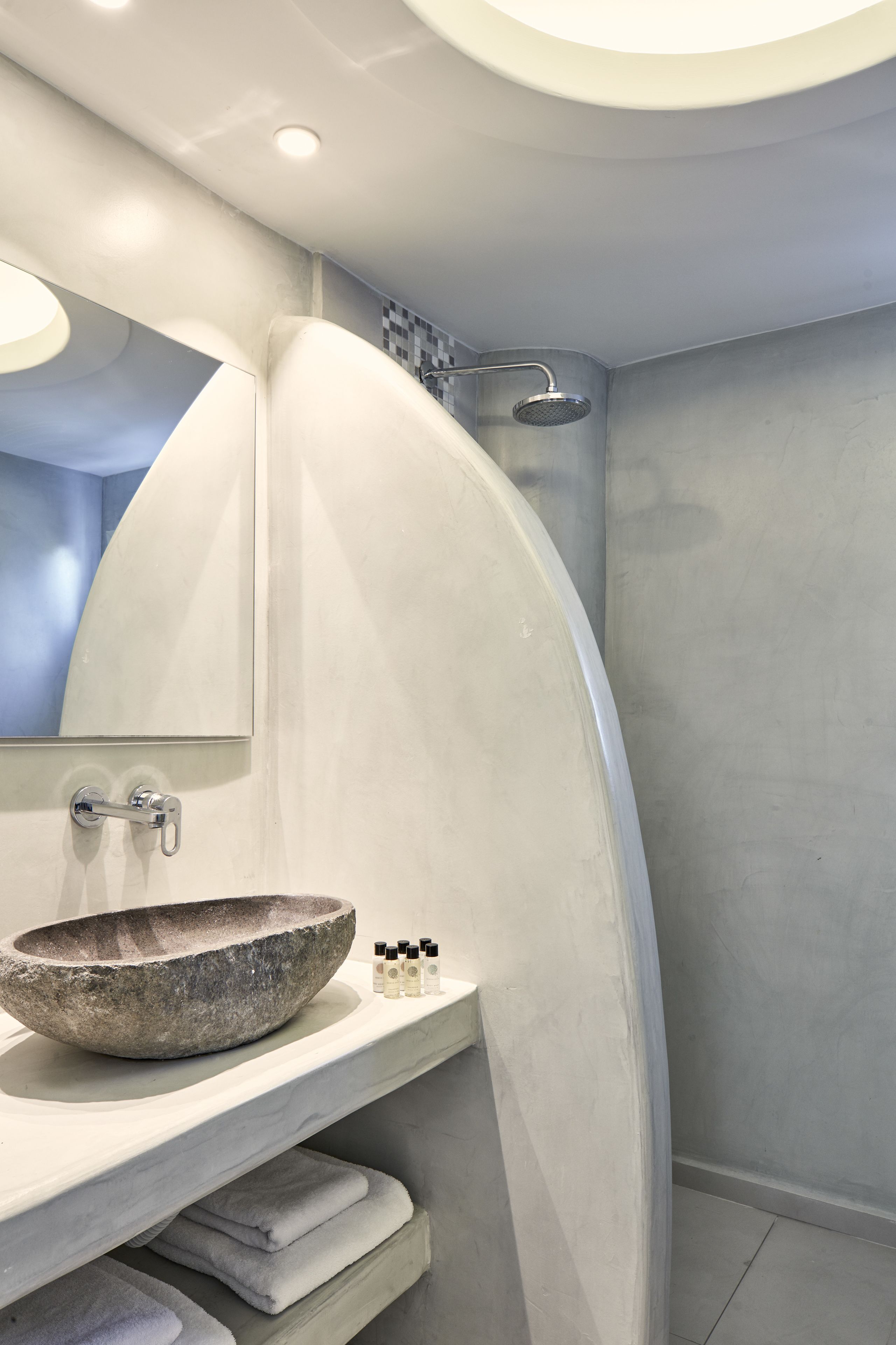 superior room | bathroom | free toiletries, hair dryer, towels