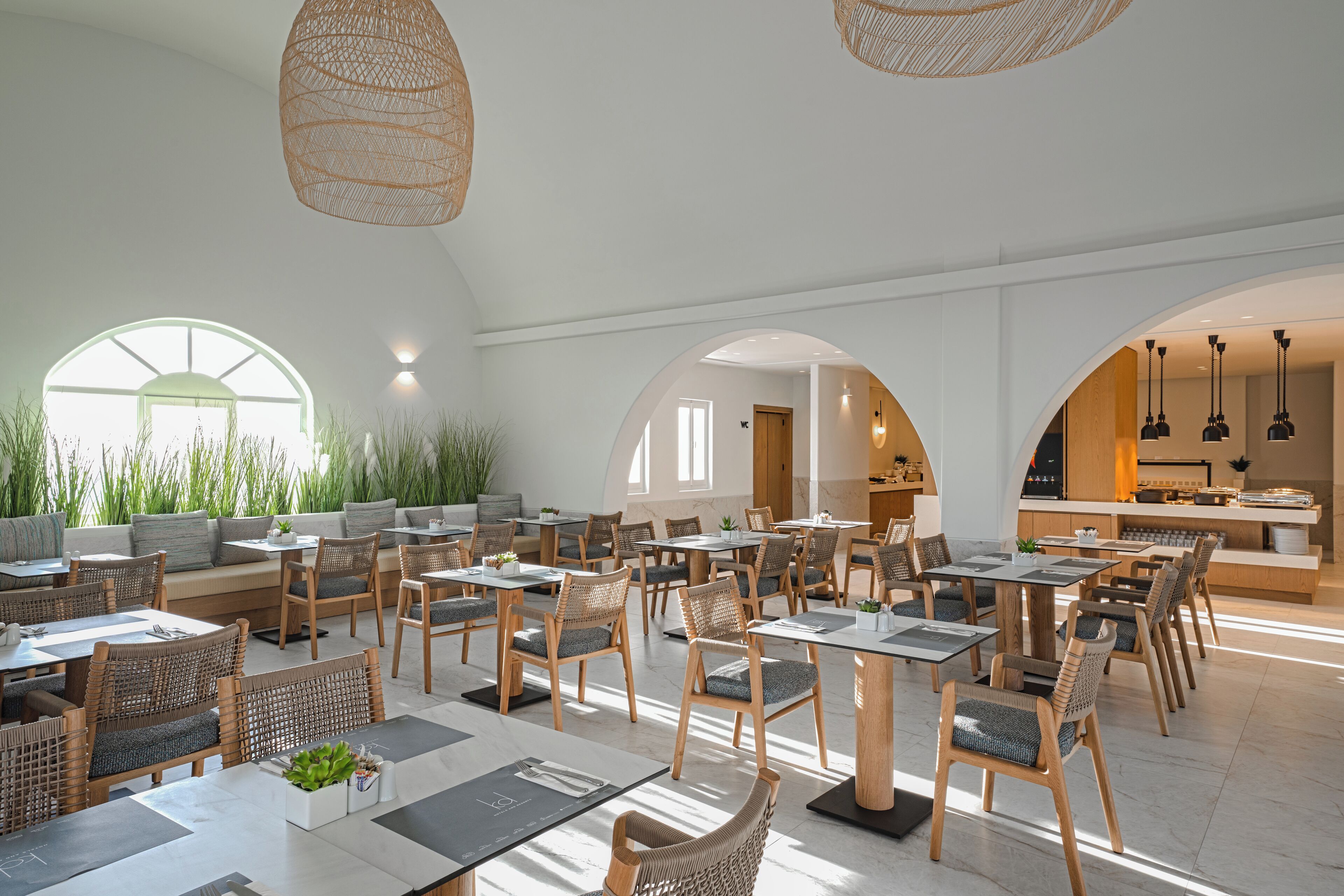 2 restaurants, breakfast served