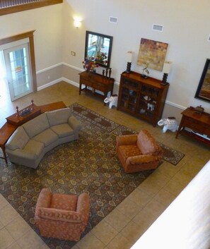 Área de estar no saguão