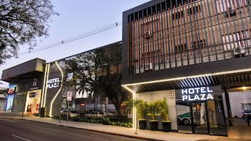 Vista frontal de la propiedad