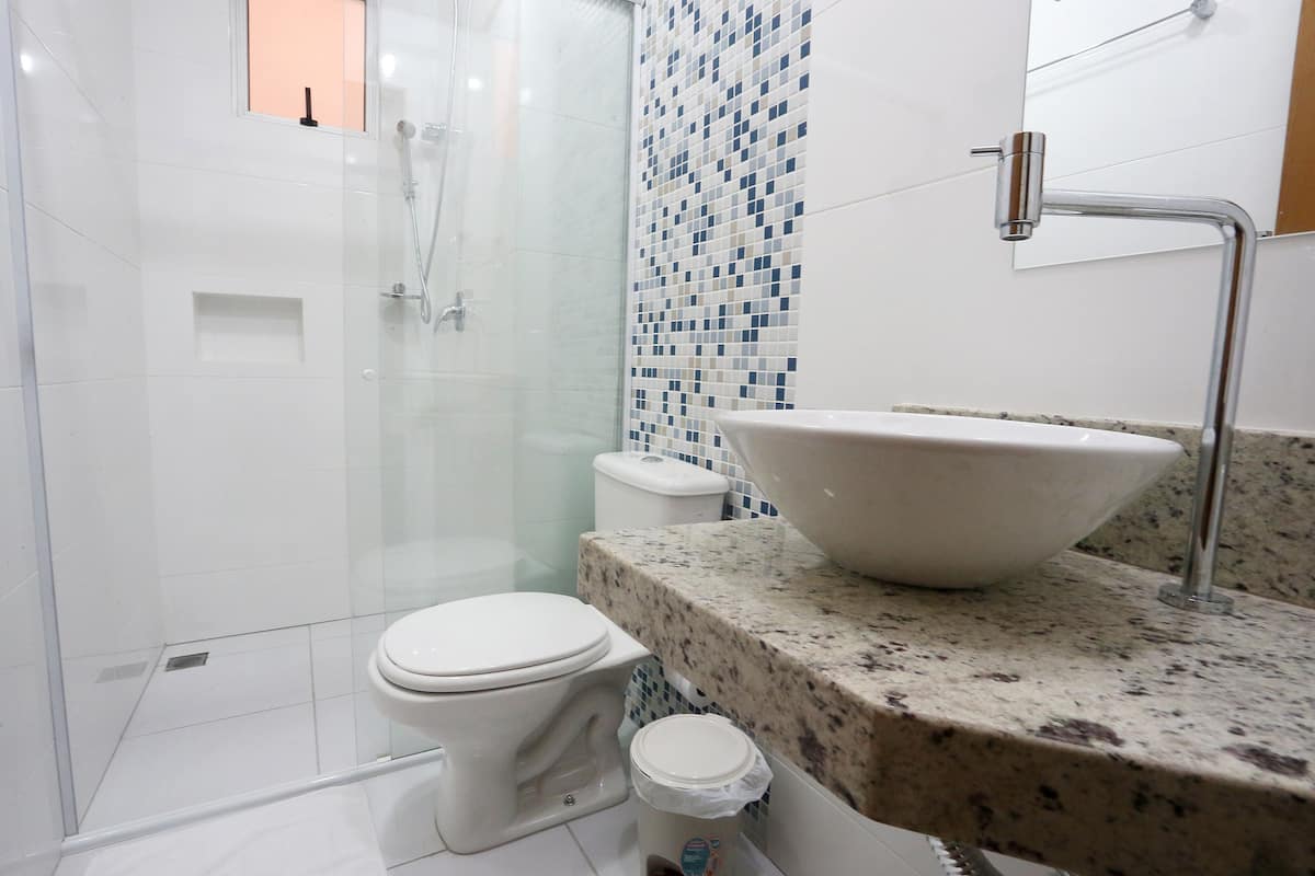 shower, rainfall showerhead, free toiletries, hair dryer