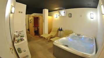 Salas de tratamiento para parejas, un sauna, una bañera de hidromasaje