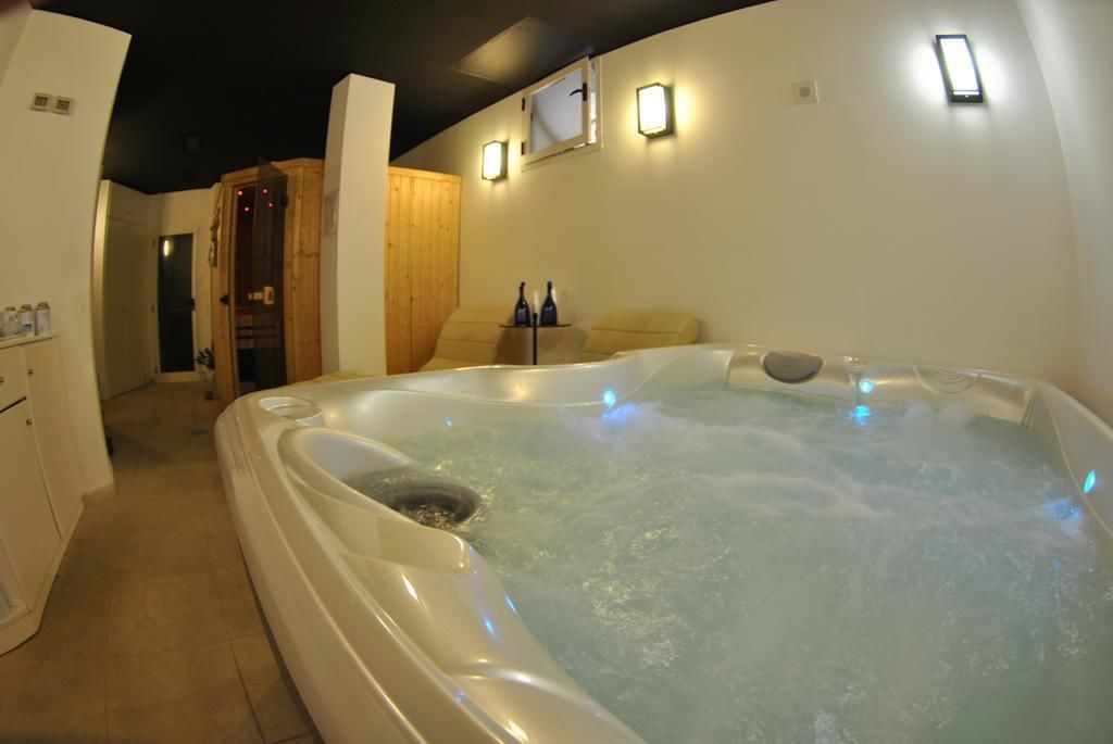 couples treatment room(s), sauna, hot tub, steam room