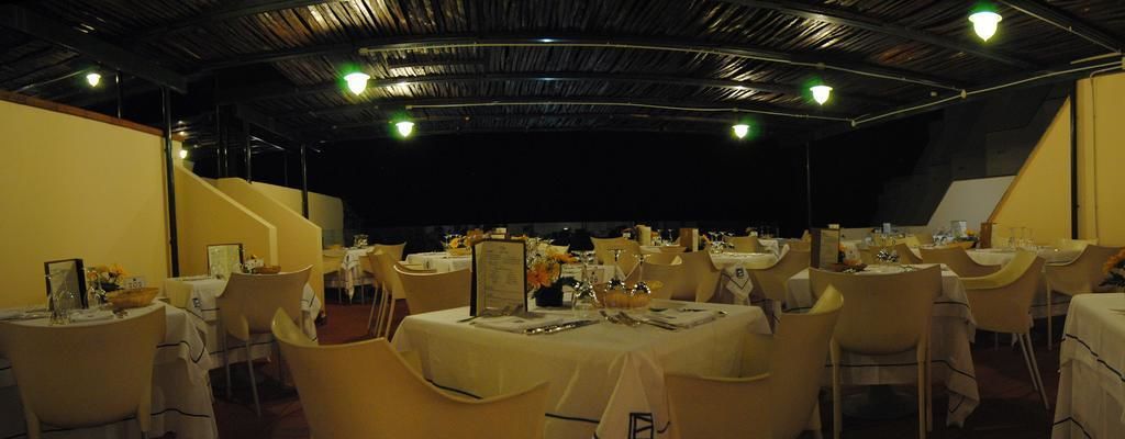 breakfast, lunch and dinner served