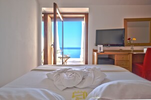 Junior Suite, Sea View | Premium bedding, minibar, in-room safe, soundproofing