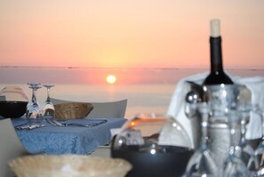 Petit déjeuner, déjeuner et dîner servis sur place