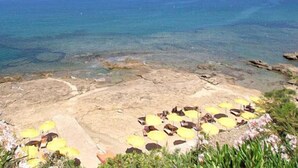 A beach with clear water and rocky terrain. - Grand Hotel San Pietro (Centola)