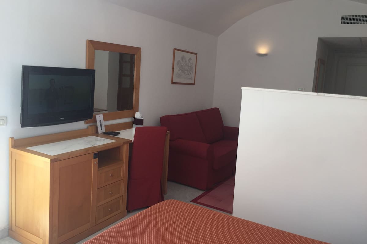 Junior suite | 1 slaapkamer, luxe beddengoed, een minibar, een kluis op de kamer