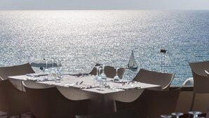A dining table set for two with a view of the sea. - Grand Hotel San Pietro (Centola)