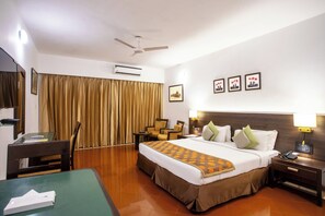 أغطية فراش متميزة وأسرّة بطبقة علوية مريحة ومكتب وملاءات أسرّة