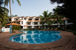 2 outdoor pools, pool umbrellas