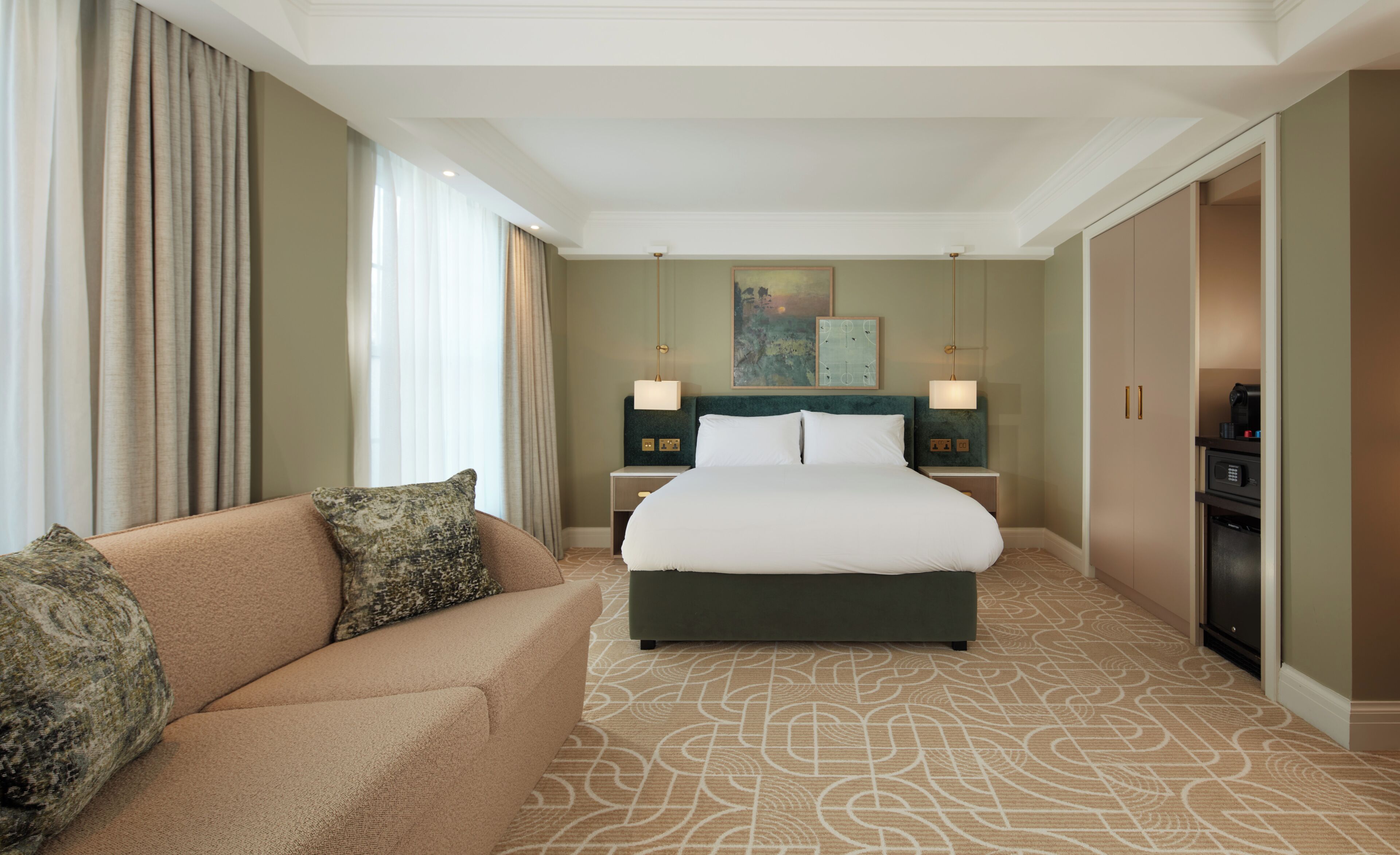 Deluxe Room, 1 King Bed | Hypo-allergenic bedding, in-room safe, desk, iron/ironing board