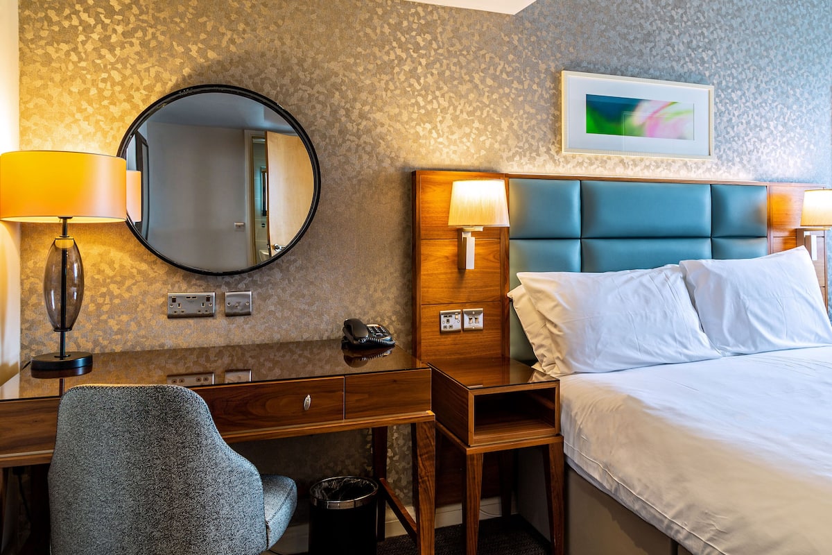 Habitación clásica doble | 1 dormitorio, ropa de cama hipoalergénica, caja fuerte y escritorio
