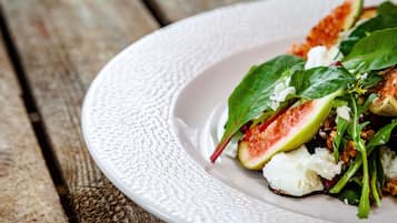 Un piatto con un'insalata su un piatto bianco a texture.