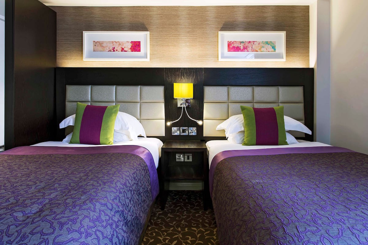 Habitación clásica con 2 camas individuales | 1 dormitorio, ropa de cama hipoalergénica, caja fuerte y escritorio