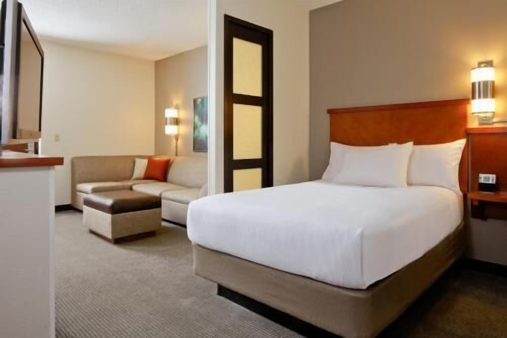 Minibar, escritorio, cortinas blackout y tabla de planchar con plancha 