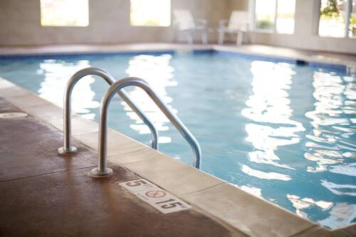 Una piscina cubierta